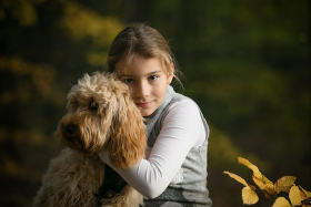 Porträt Mädchen mit ihrem Hund