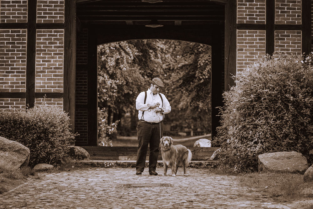 Mann und sein Hund in historischer Umgebung fotografiert