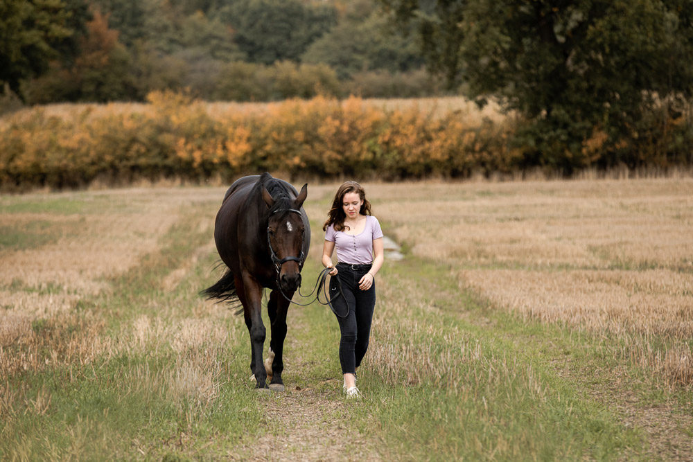 Fotoshooting mit Mensch und Pferd in der Natur