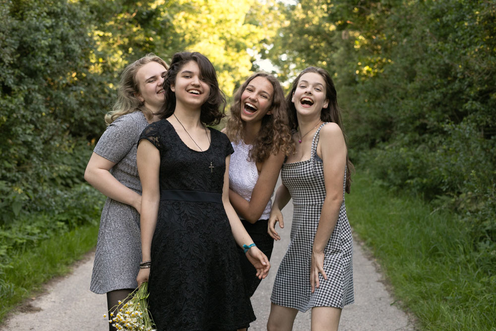 Vier junge Mädchen - beste Freunde