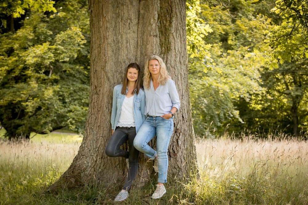 Mutter Tochter Fotoshooting im Wald