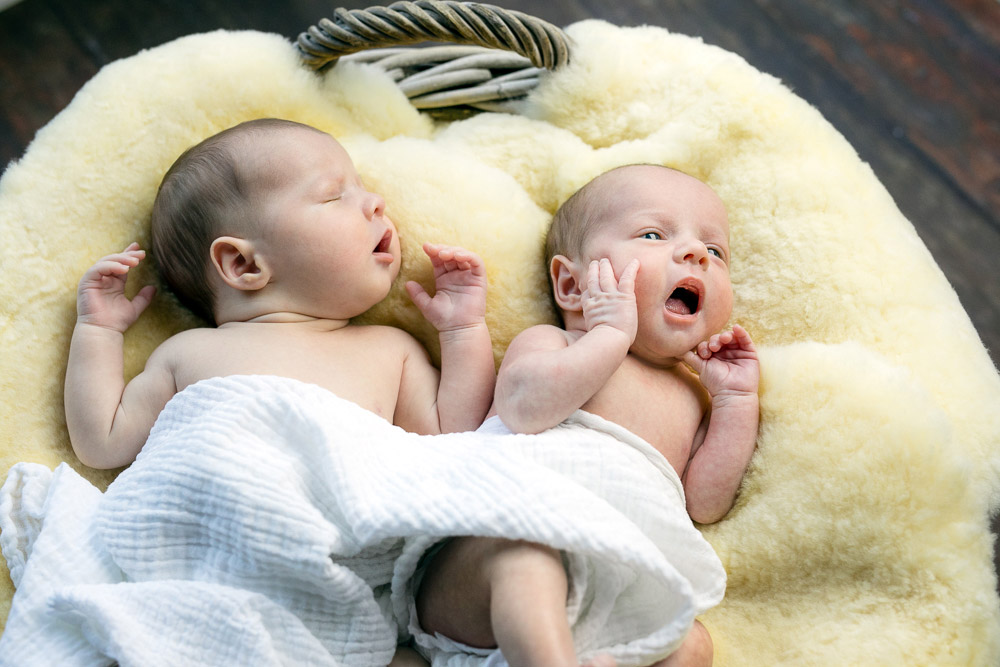 Neugeborenen Zwillinge einfühlsam fotografiert