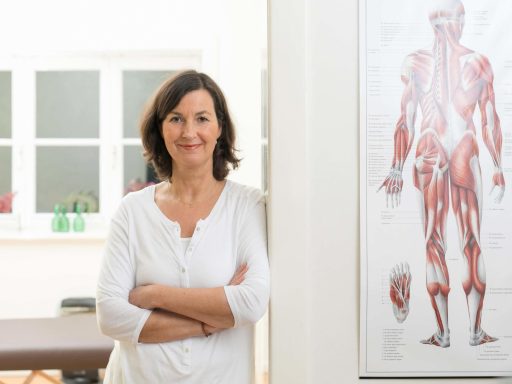 Porträt einer Heilpraktikerin in ihrer  Naturheilpraxis